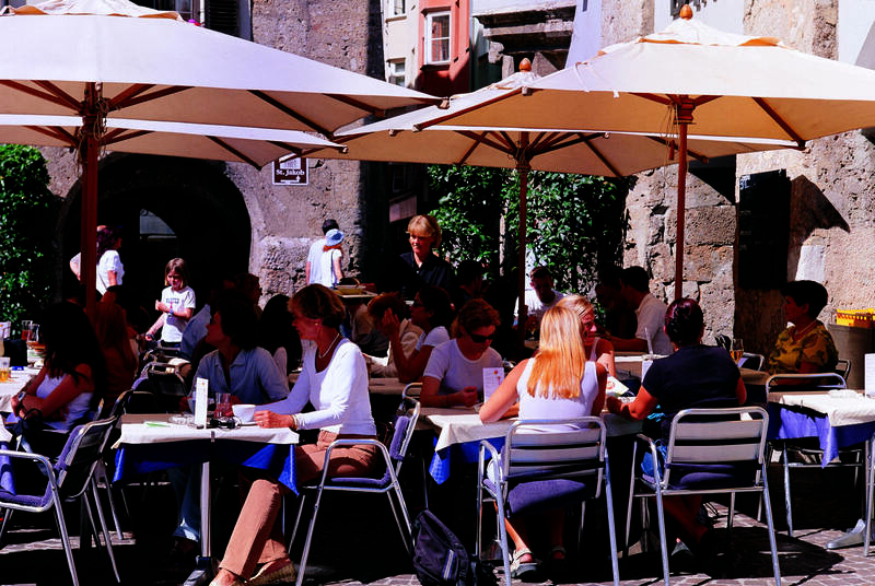 3名美国游客晚上6点在葡萄牙波尔图用餐,却因「吃饭时间太早」遭大批欧洲网友围剿,示意图。(情境照) 3名美国游客晚上6点在葡萄牙波尔图用餐,却因「吃饭时间太早」遭大批欧洲网友围剿,示意图。(情境照)