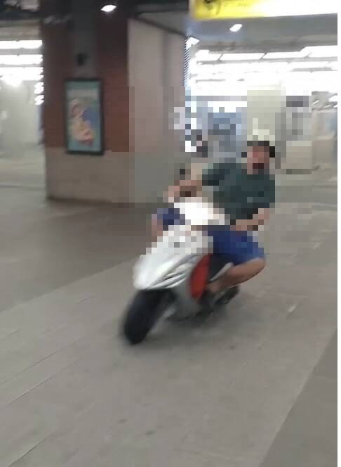 女网友指这位中年人骑机车于台中火车站内疾驶，还一度作势冲撞，但警方却说只能劝导。（记者张瑞桢翻摄Threads）