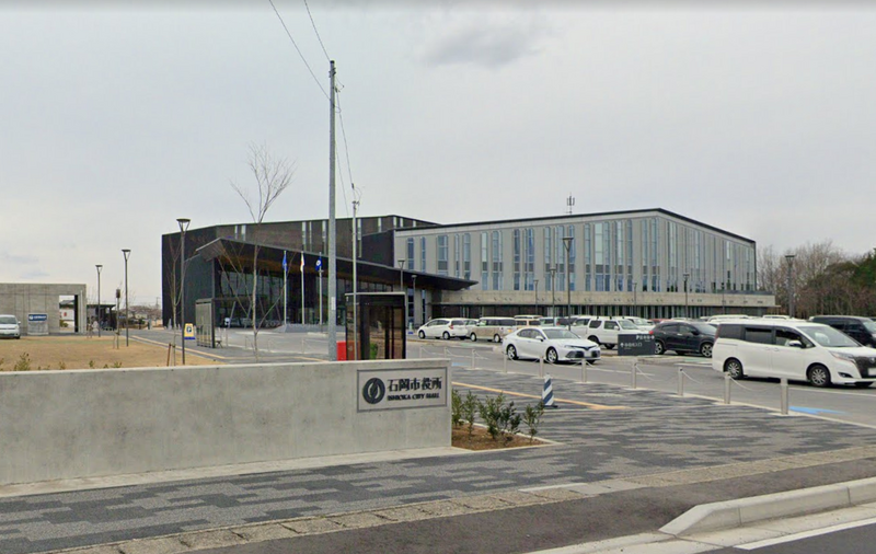 日本茨城县石冈市某小学6年级健检，竟有数名女学生被迫先脱掉内衣和男生一起上课。石冈市政府示意图。（图撷自Google街景）