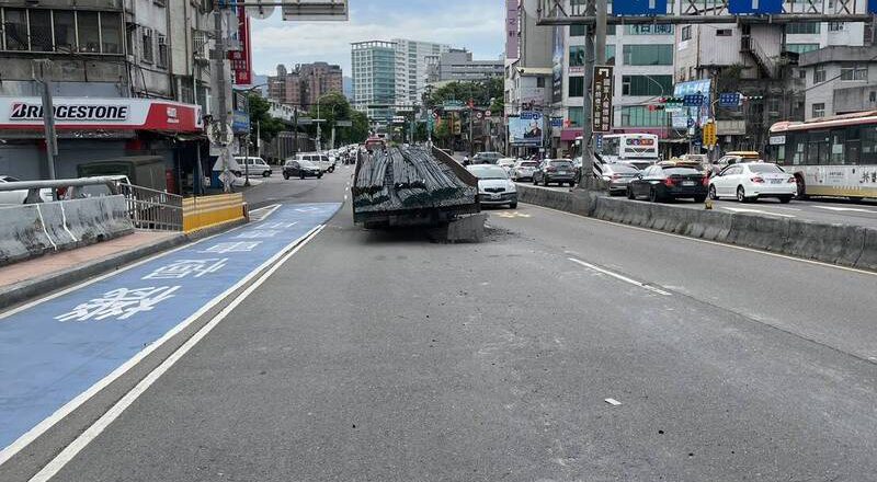 大型拖车秀朗桥上「首尾分离」 后方轿车惊险避开画面曝光