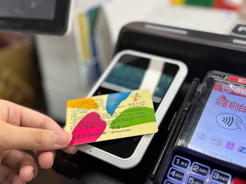 日前傳出高中生破解晶片擅改金額，悠遊卡淪為提款機，示意圖。（資料照）