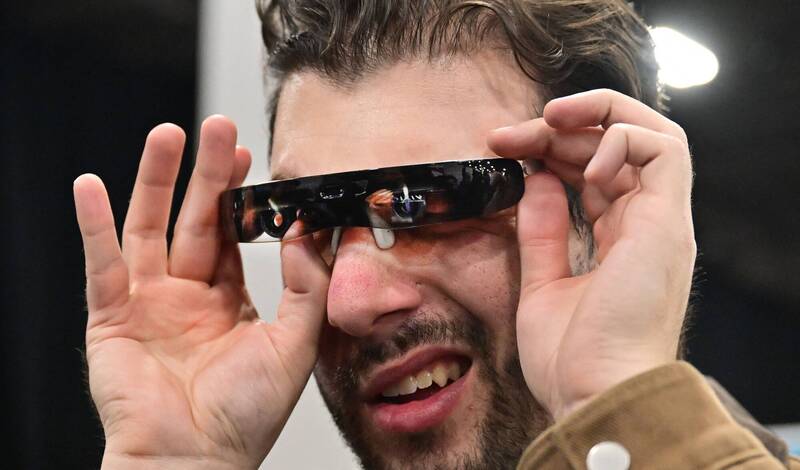 芬兰新创公司,开发出一款具备自动对焦功能的智慧眼镜,示意图。(法新社) 芬兰新创公司,开发出一款具备自动对焦功能的智慧眼镜,示意图。(法新社)