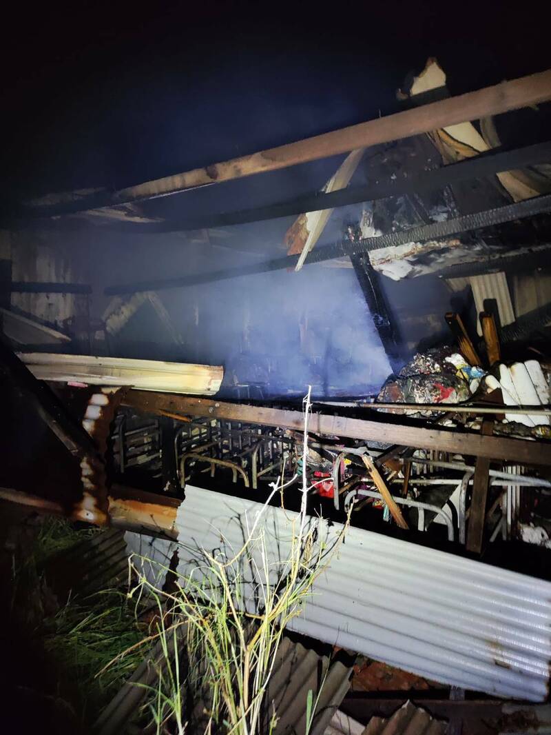 七股区溪南里1处鱼塭旁民宅今晚火警,火势扑灭后,寻获88岁吴姓老妇,起火原因仍待调查。(民众提供) 七股区溪南里1处鱼塭旁民宅今晚火警,火势扑灭后,寻获88岁吴姓老妇,起火原因仍待调查。(民众提供)