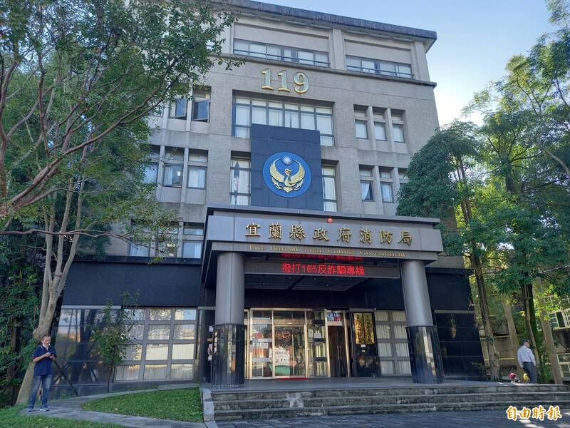 宜兰壮围一间屠宰场发生工人从2楼摔落地面,宜县消防局(如图)派救护车送医急救。(记者江志雄摄) 宜兰壮围一间屠宰场发生工人从2楼摔落地面,宜县消防局(如图)派救护车送医急救。(记者江志雄摄)