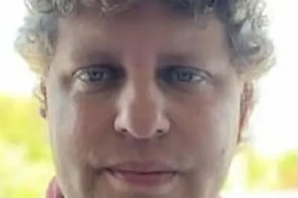 德国安宁疗护医师约翰尼斯・M（Johannes M.）涉毒杀15名病患，并纵火灭证，周一于柏林开庭受审。此案引发德国社会对医疗体系监管漏洞的高度关注。（图：NX /Instagram）