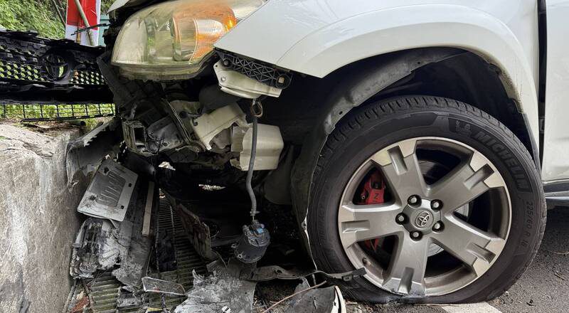 疑煞车失灵 竹县五峰大桥休旅车撞护栏 酿5伤