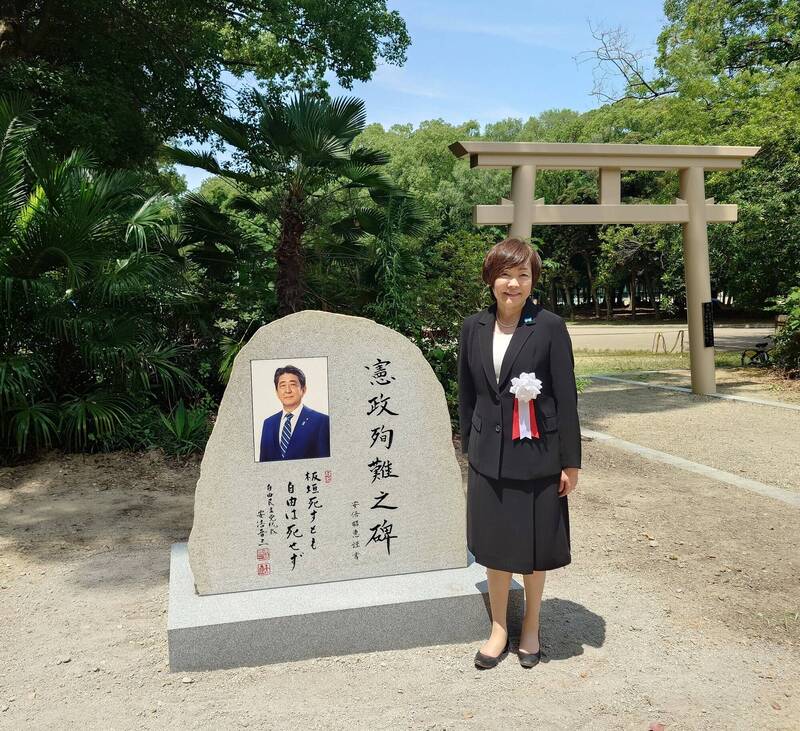 日本已故首相安倍晋三纪念碑6日揭幕.孰料12日深夜遭到日语涂鸦。(图撷自安倍昭恵X帐号) 日本已故首相安倍晋三纪念碑6日揭幕.孰料12日深夜遭到日语涂鸦。(图撷自安倍昭恵X帐号)