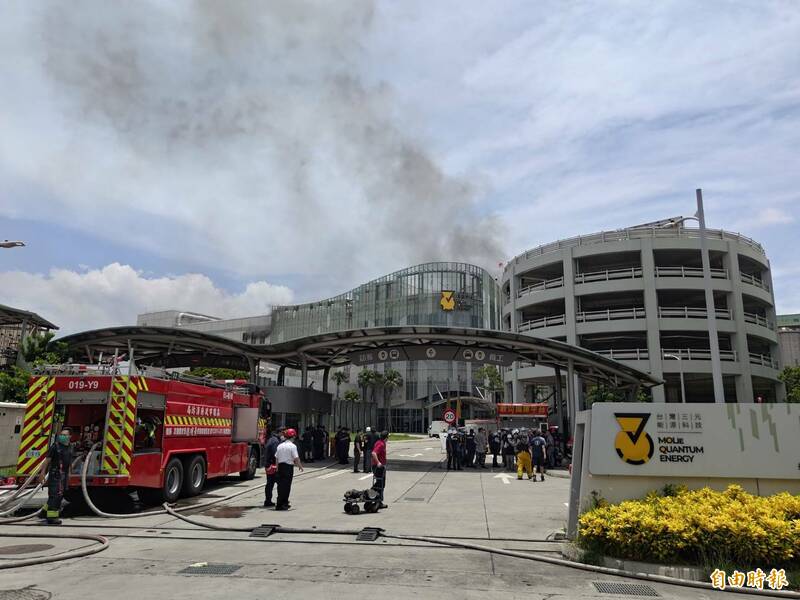 陈其迈直到中午过后仍在三元能源大火现场，透过无人机传回画面紧盯火势。（记者王荣祥摄）