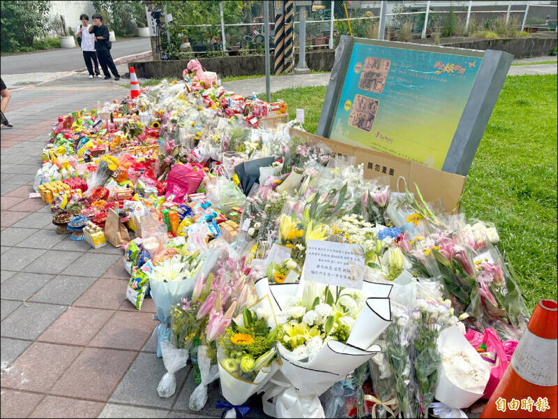 三峡车祸引发3死12伤车祸，不少民众至现场献花掉念。新北法制局指出，犯防协会已协助家属假扣押，后续求偿不受影响。（资料照）