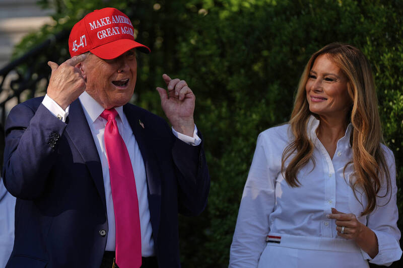 美国总统川普(左)与其妻子梅兰妮亚(右)。(美联社) 美国总统川普(左)与其妻子梅兰妮亚(右)。(美联社)