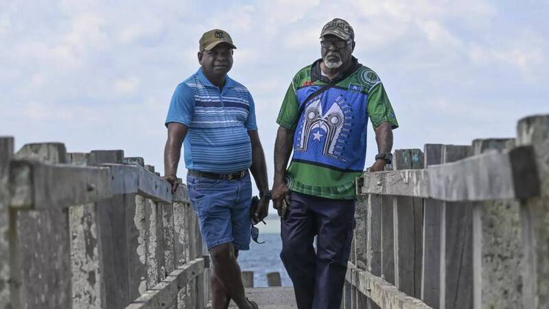 托雷斯海峡原住民帕拜(Pabai Pabai,左)与卡拜(Paul Kabai,右)提告澳洲政府气候怠惰,联邦法院驳回诉求后,两人表示极度失望与心碎。(法新社) 托雷斯海峡原住民帕拜(Pabai Pabai,左)与卡拜(Paul Kabai,右)提告澳洲政府气候怠惰,联邦法院驳回诉求后,两人表示极度失望与心碎。(法新社)