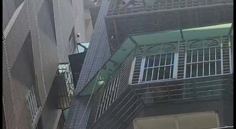 男9楼坠落6楼阳台  淡水消防员尝试垂降救人