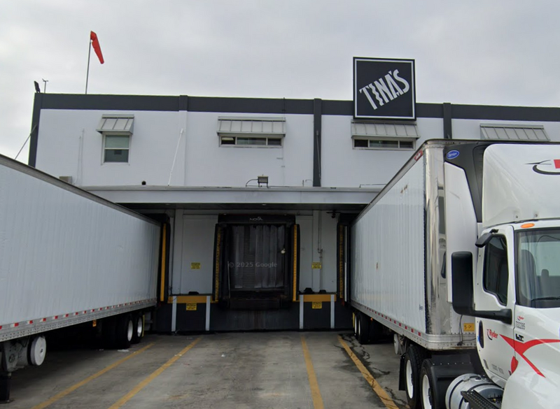 美國加州墨西哥卷餅工廠，有工人被絞肉機捲入慘死。圖為事發工廠。（圖擷自Google街景）