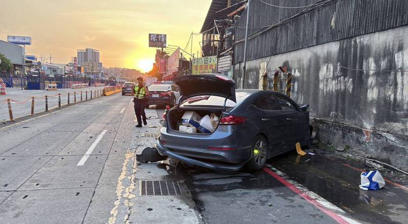 妙龄女开车不明原因失控  自撞路边围墙陷入昏迷