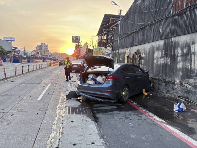 郭女开车自撞路边围墙。(记者徐圣伦翻摄) 郭女开车自撞路边围墙。(记者徐圣伦翻摄)