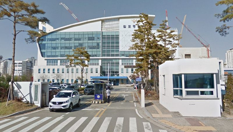 南韩京畿道金浦市男子在家中砍死父母和胞兄,接著还若无其事地伴尸入睡。金浦警察署示意图。(图撷自Google街景) 南韩京畿道金浦市男子在家中砍死父母和胞兄,接著还若无其事地伴尸入睡。金浦警察署示意图。(图撷自Google街景)