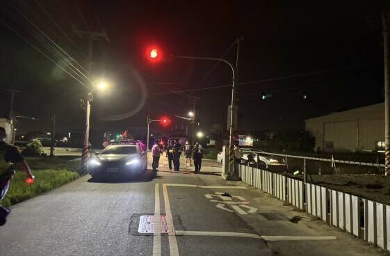 妈妈骑机车载女儿与开车黄男于图中路口碰撞，母女飞落一旁农田里，女儿送彰滨秀传急救不治。彰化地院依过失致死罪判黄男10月徒刑，母亲则是行经闪黄灯未减速，考量其承受丧女之痛，判处2月徒刑、缓刑2年。（民众提供）