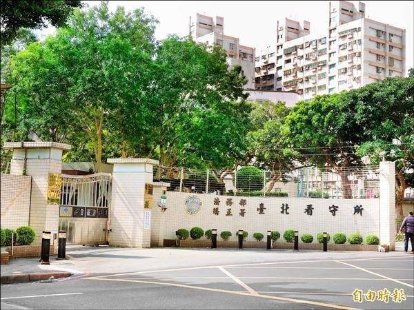 林姓男子怀疑同被羁押在台北看守所的黄姓收容人偷吃自己食物,竟要求对方脱光衣物坐在马桶上,用毛巾捆其手脚恐吓。新北地检署侦结,依涉犯强制罪将林男起诉。(资料照) 林姓男子怀疑同被羁押在台北看守所的黄姓收容人偷吃自己食物,竟要求对方脱光衣物坐在马桶上,用毛巾捆其手脚恐吓。新北地检署侦结,依涉犯强制罪将林男起诉。(资料照)