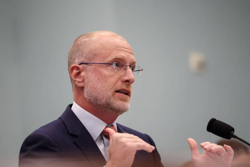 FCC主席卡尔周三发出声明预告,将禁止内含中国技术或设备的海底电缆连接至美国。(彭博资料照) FCC主席卡尔周三发出声明预告,将禁止内含中国技术或设备的海底电缆连接至美国。(彭博资料照)