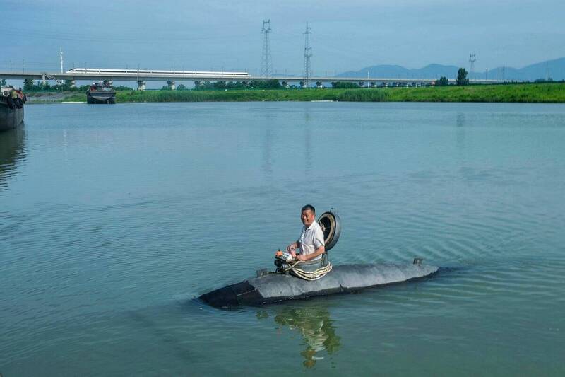 中国60岁农民张胜武建造出1艘名为「大黑鱼」的潜艇。(法新社) 中国60岁农民张胜武建造出1艘名为「大黑鱼」的潜艇。(法新社)