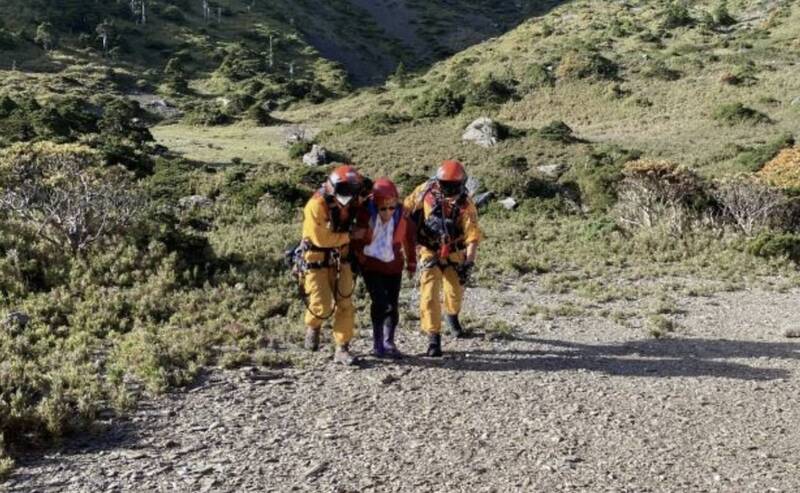 特搜人员将邱女扶上直升机送医。(图由民众提供) 特搜人员将邱女扶上直升机送医。(图由民众提供)