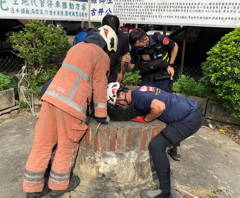3国中生见义勇为,通报警消救出坠井妇人。(消防局提供) 3国中生见义勇为,通报警消救出坠井妇人。(消防局提供)