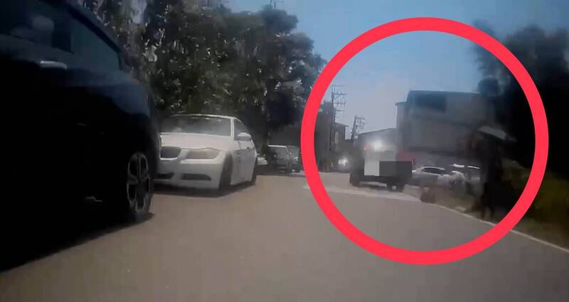 李姓女童遭黑色休旅车擦撞倒地。(民众提供) 李姓女童遭黑色休旅车擦撞倒地。(民众提供)