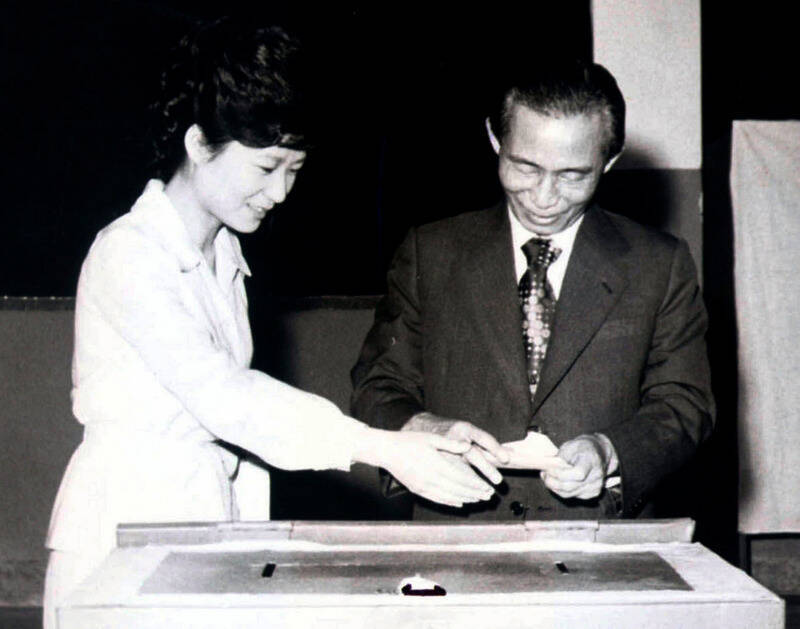 朴正熙(右)与女儿朴槿惠(左)。(美联社档案照) 朴正熙(右)与女儿朴槿惠(左)。(美联社档案照)