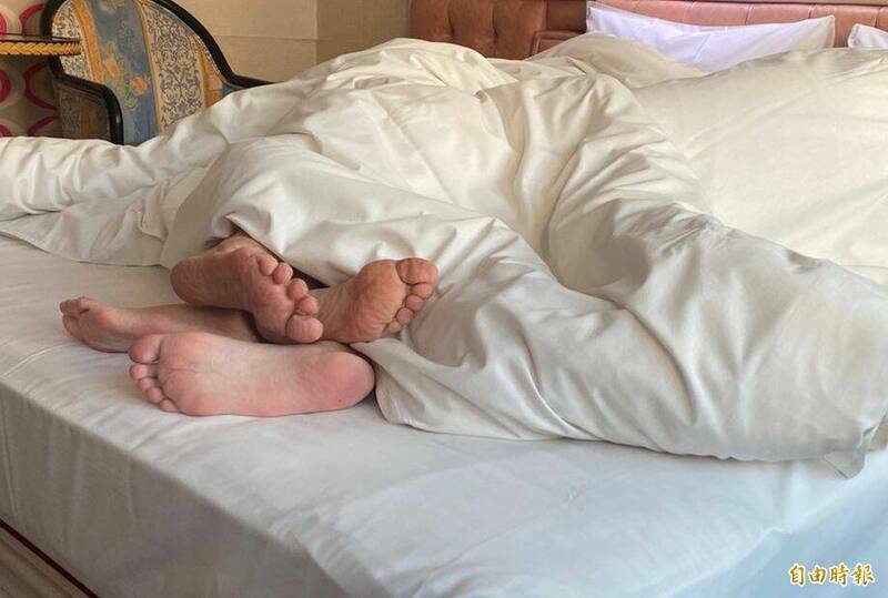 王男去年在台北市一处招待会所,性侵醉倒包厢女子,并趁对方昏睡时拍照,法院依乘机性交、无故摄录他人性影像罪,判处3年8月及6月徒刑,并须连带赔偿120万元。(示意图,资料照) 王男去年在台北市一处招待会所,性侵醉倒包厢女子,并趁对方昏睡时拍照,法院依乘机性交、无故摄录他人性影像罪,判处3年8月及6月徒刑,并须连带赔偿120万元。(示意图,资料照)