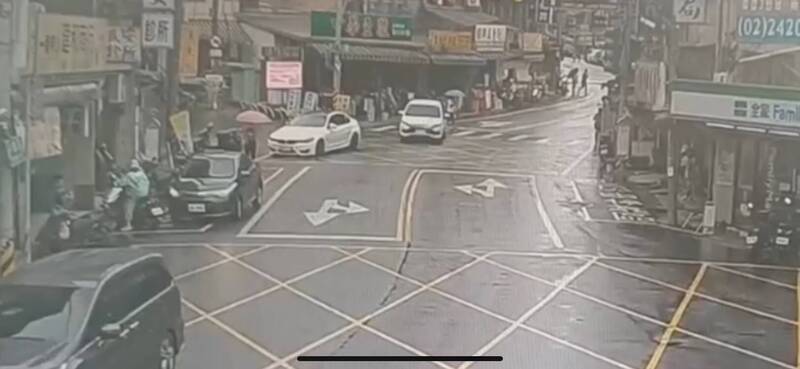 张姓男子疑毒驾失控撞及站在路旁撑伞的王姓妇人,警方赶抵在他车上查获1个依托咪酯残油的烟弹与电子烟。(记者林嘉东翻摄) 张姓男子疑毒驾失控撞及站在路旁撑伞的王姓妇人,警方赶抵在他车上查获1个依托咪酯残油的烟弹与电子烟。(记者林嘉东翻摄)