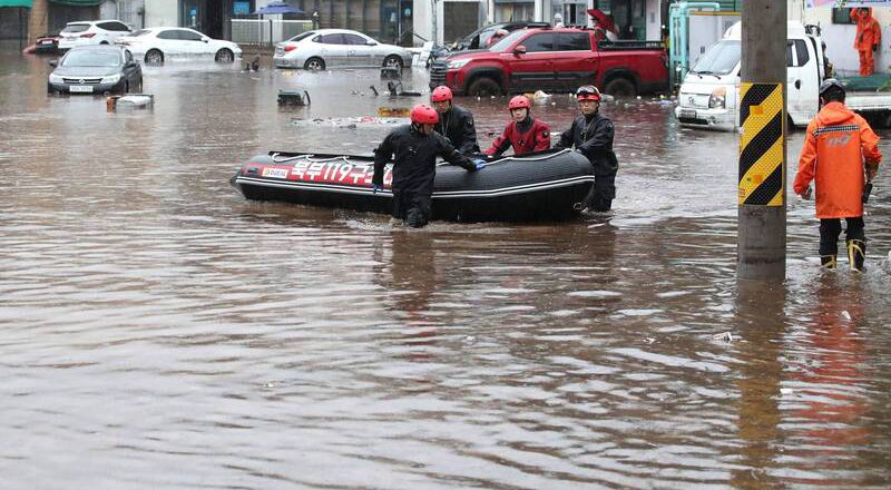 南韩连日暴雨酿4死、1人失踪 全国多处道路坍方、交通瘫痪
