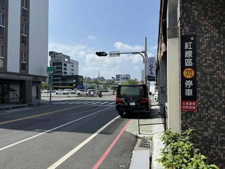 前方5公尺就是停车场,但图中这部休旅车为图方便,直接就违停红线买汉堡。(林依婷提供) 前方5公尺就是停车场,但图中这部休旅车为图方便,直接就违停红线买汉堡。(林依婷提供)