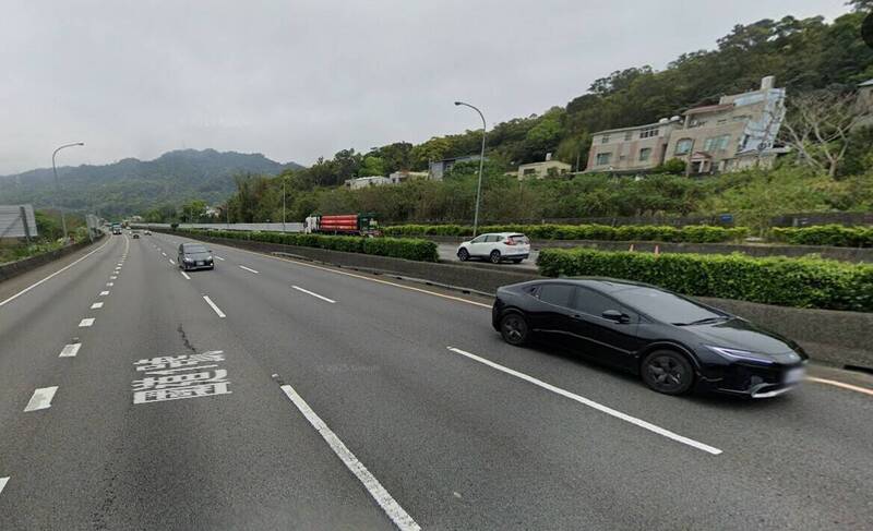 林女买车首日就故障，第4天被拍到车速，挨罚1.2万元，但吊扣车牌部分被法官撤销，图为超速的苗栗路段。（记者张瑞桢翻摄GOOGLE街景）