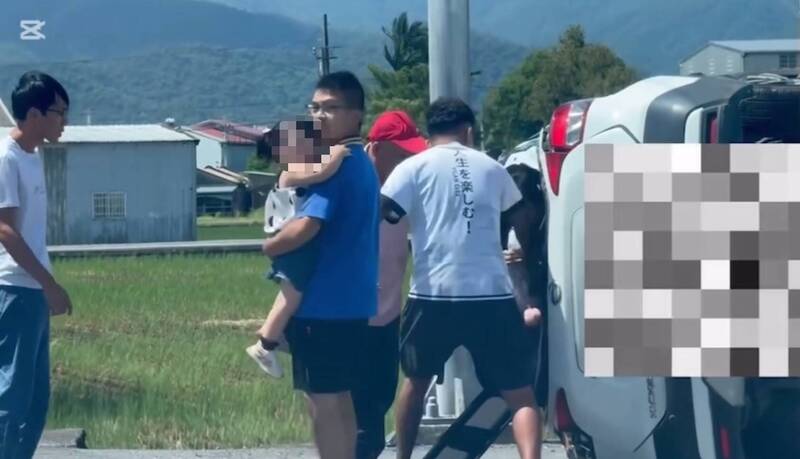 众人上前救出女童,蓝衣男子不断拍背安抚。(宜兰三星欧瑅民宿提供) 众人上前救出女童,蓝衣男子不断拍背安抚。(宜兰三星欧瑅民宿提供)