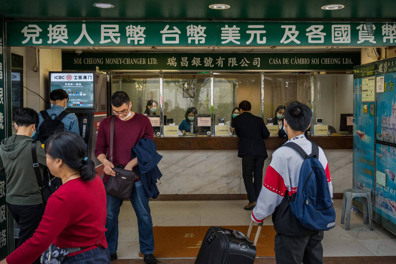 澳门早在2008就开始实行当地现在俗称「一万块政策」的「现金分享计划」。示意图，图为澳门一间银行的柜台。（彭博）