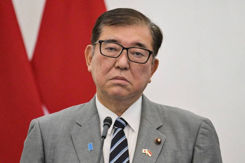 日本首相石破茂内阁支持度跌落谷底，7月最新民调仅达20.8%，为去年10月上任以来最低点。日媒报导，石破未能发挥领导力，对中国态度软弱，不但无力挽救自民党低迷的参院选情，甚至被视为票房毒药。（法新社档案照）