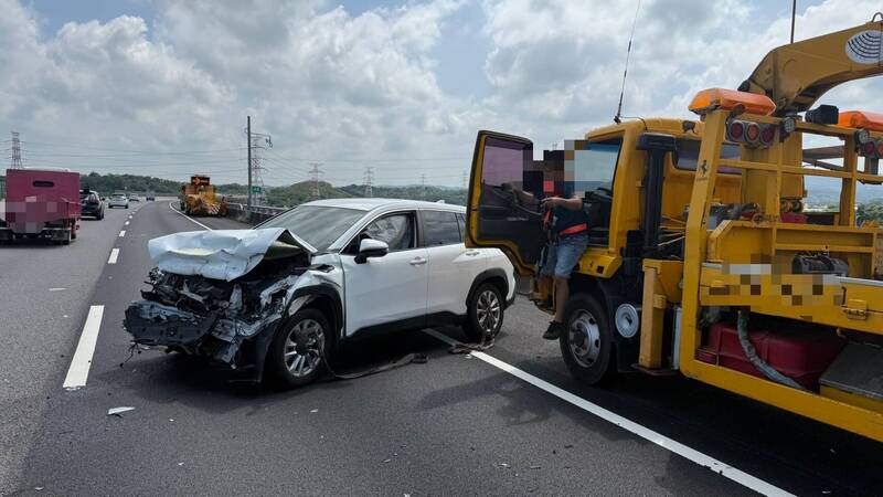 图为事发现场,休旅车毁损严重。(取自职业联结车职业大货车职业大客车拉拉队运输业照片影片资讯分享团) 图为事发现场,休旅车毁损严重。(取自职业联结车职业大货车职业大客车拉拉队运输业照片影片资讯分享团)