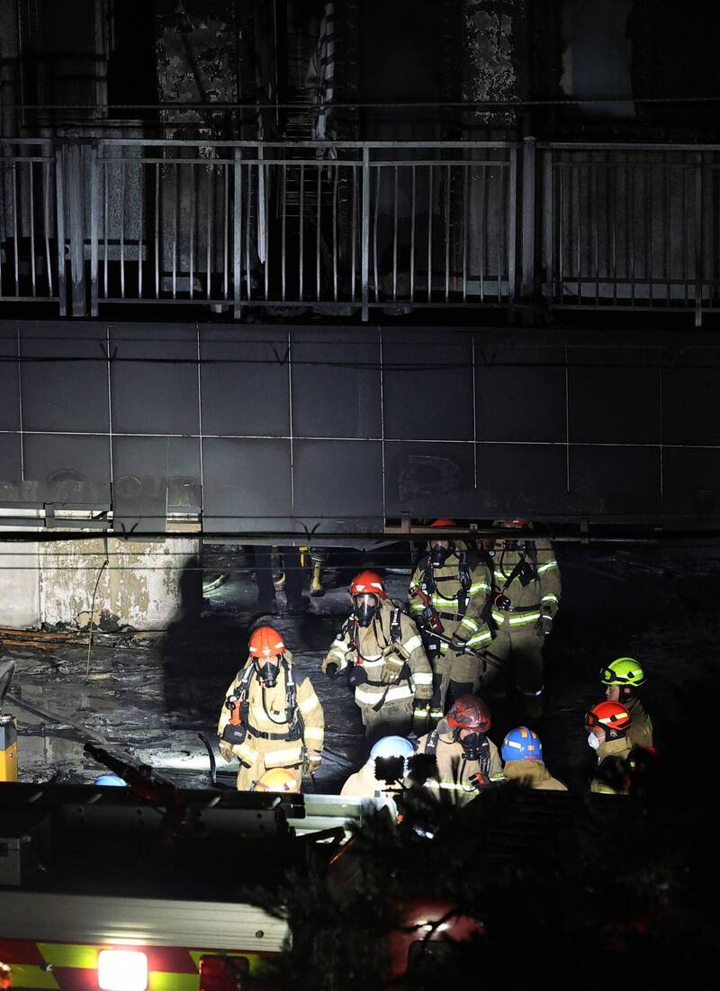 南韩京畿道光明市1建筑17日晚间发生严重火灾,造成1人死亡、66人轻重伤。(欧新社) 南韩京畿道光明市1建筑17日晚间发生严重火灾,造成1人死亡、66人轻重伤。(欧新社)