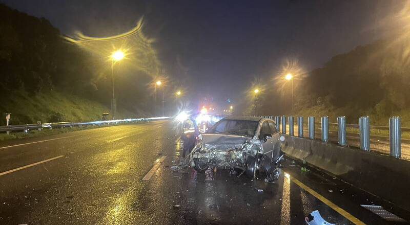 国3台中段3车连环撞 车头撞烂、驾驶送医