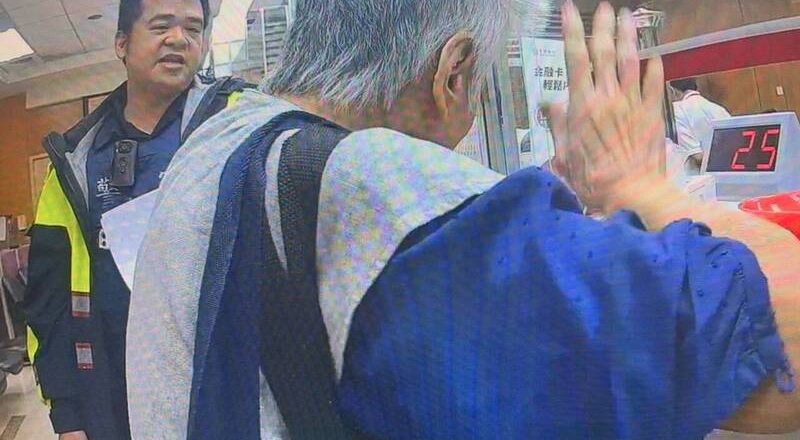妇人提领600万遭警阻诈 竟情绪溃堤大喊「我跟你下跪」丢下存折离去