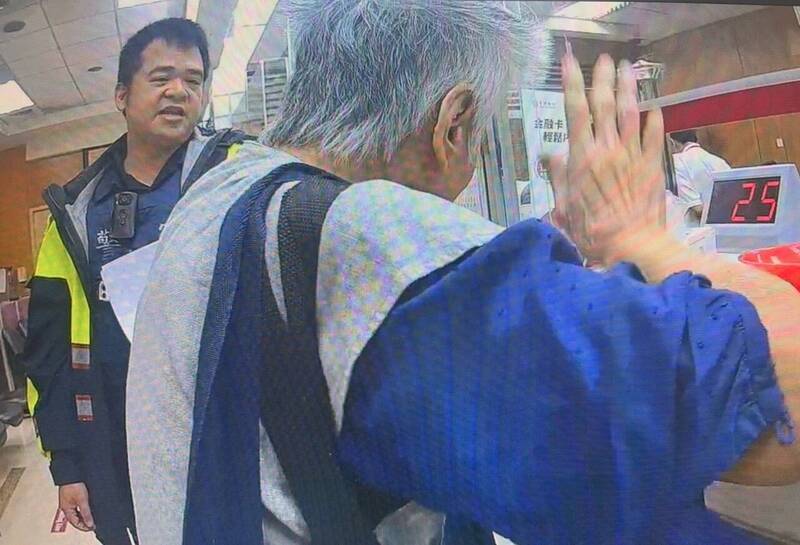 卢妇情绪激动,不仅拒绝配合,甚至激动喊出「我跟你下跪」,随即丢下银行存折转身离去。(记者郑景议翻摄) 卢妇情绪激动,不仅拒绝配合,甚至激动喊出「我跟你下跪」,随即丢下银行存折转身离去。(记者郑景议翻摄)