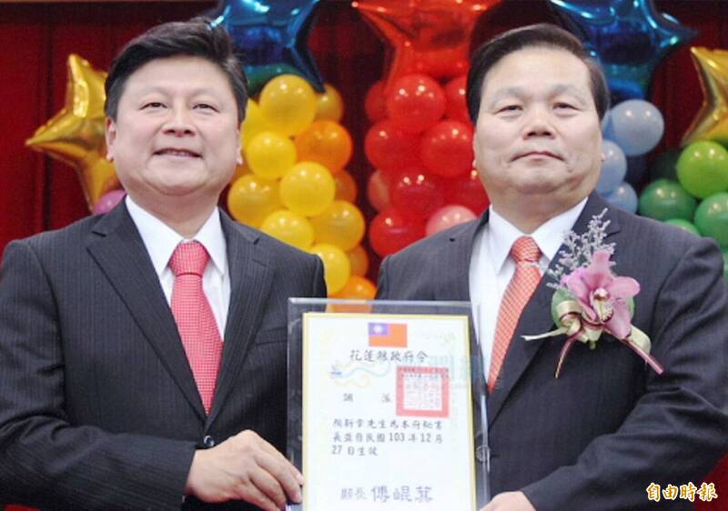 颜新章（右）在傅崐萁花莲县长任内被延揽担任职消防局及县府秘书长。（资料照）