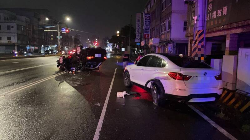 黑车(左)撞白车(右)后翻覆。(读者提供) 黑车(左)撞白车(右)后翻覆。(读者提供)