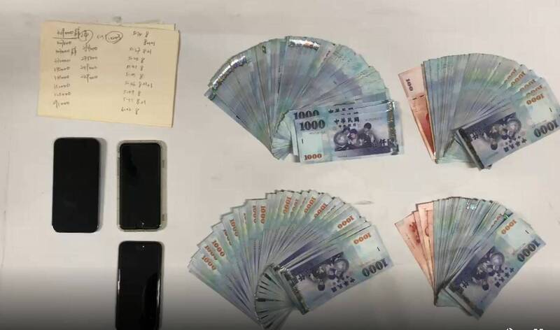 北市警根据北联帮在北检前聚众砍人事件追查，发现具有天道盟背景的廖姓男子涉嫌利用「卡利」赌博网站，招揽赌客网路下注，昨趁对方陪友人北上顺利将他逮捕，同时收网逮获会计、赌客等其余4人，均依法送办，查扣22万元现金、手机以及笔记本。（警方提供）