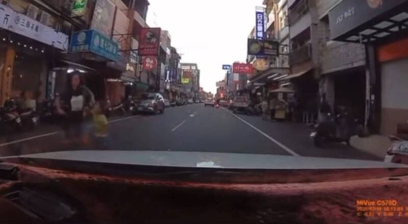 差点出人命！彰化妈妈牵两孩直闯马路 驾驶急煞