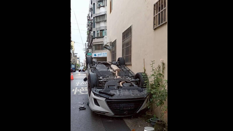 休旅车驾驶酒驾又讲电话,碰撞前车造成翻覆。(民众提供) 休旅车驾驶酒驾又讲电话,碰撞前车造成翻覆。(民众提供)