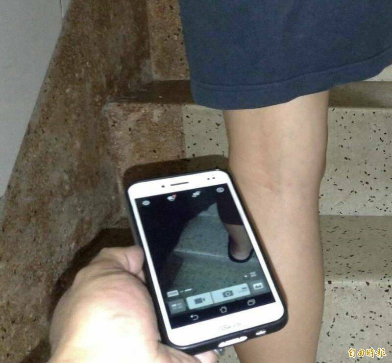 通勤的短裙妹从玻璃反光中，发现黄男正在偷拍。示意图。（资料照）