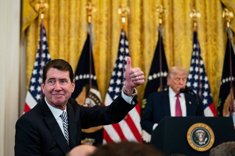 川普18日签署「GENIUS」法案时介绍负责起草的参议员海格提，并称赞海格提派驻日本期间的优异表现。（彭博）