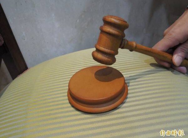 超商偷录正妹裙底风光 人夫太紧张碰到小腿露馅