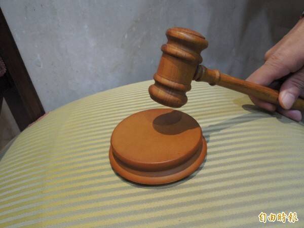 新北市一名人夫在超商内偷拍正妹裙底风光,不慎碰到正美小腿而露馅,被法院判处4月徒刑。图为示意图。(资料照) 新北市一名人夫在超商内偷拍正妹裙底风光,不慎碰到正美小腿而露馅,被法院判处4月徒刑。图为示意图。(资料照)